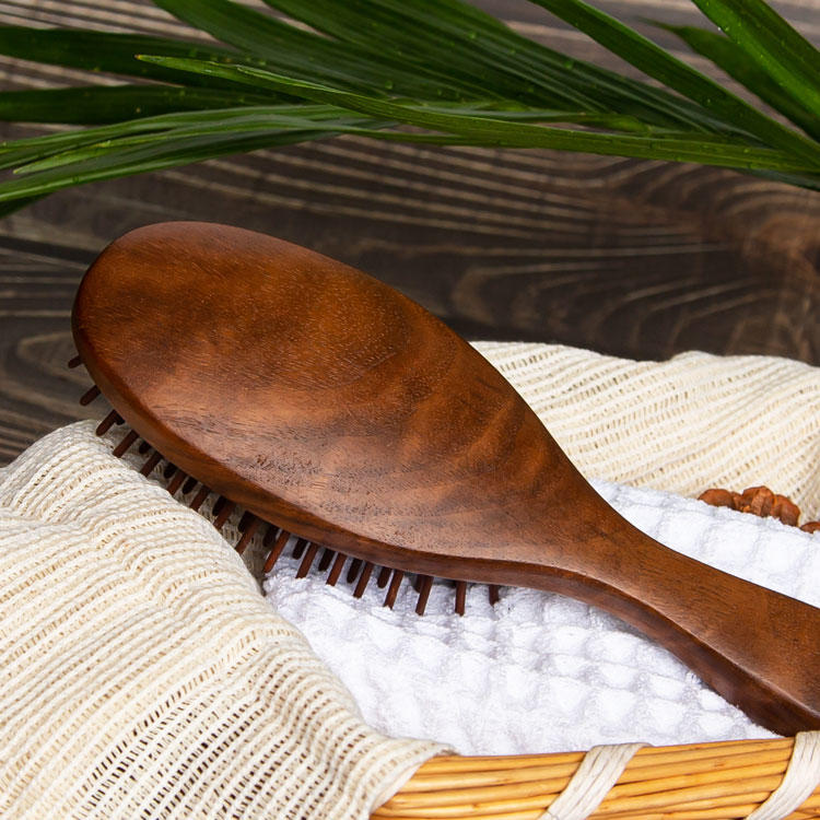 Cepillo de masaje natural con cerdas de haya y mango de nogal negro