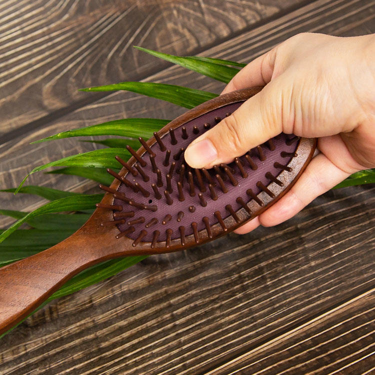 Cepillo de masaje natural con cerdas de haya y mango de nogal negro