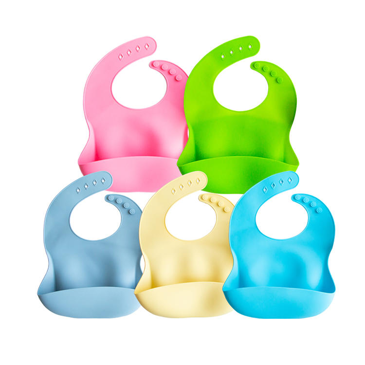 Baberos de bebé impermeables ajustables de material suave de silicona de grado alimenticio con bolsillo