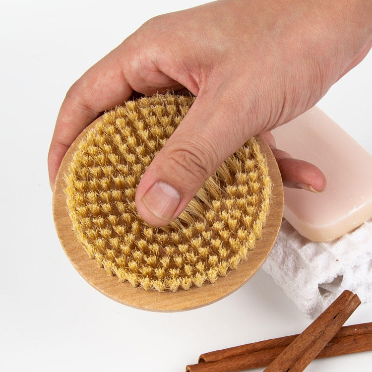 Cepillo de baño de madera con cerdas de sisal de mano
